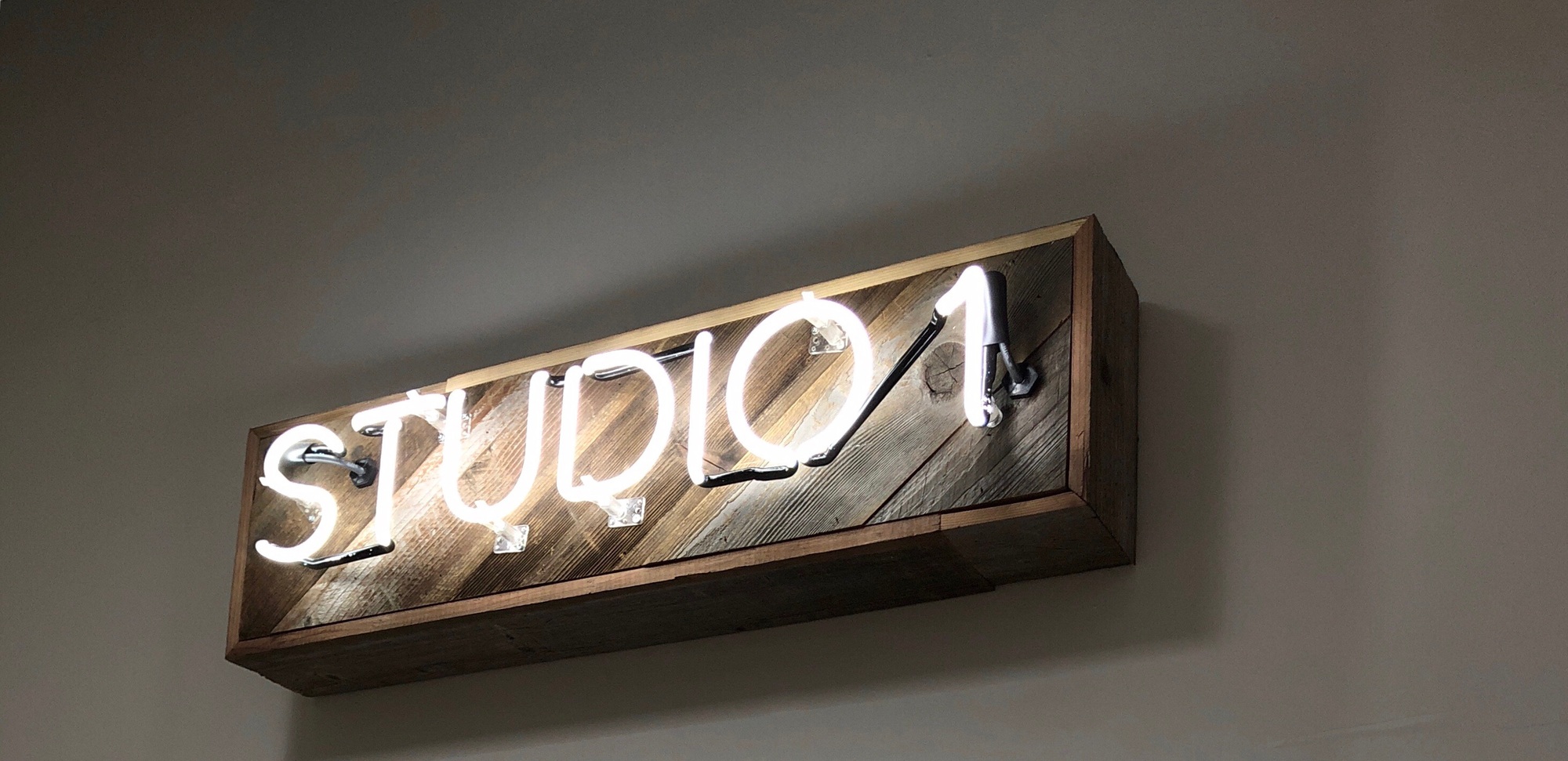 Neon sign studio one 1 logo